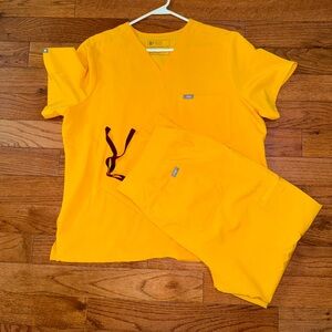 Figs Vivid Yellow Scrub Ensemble